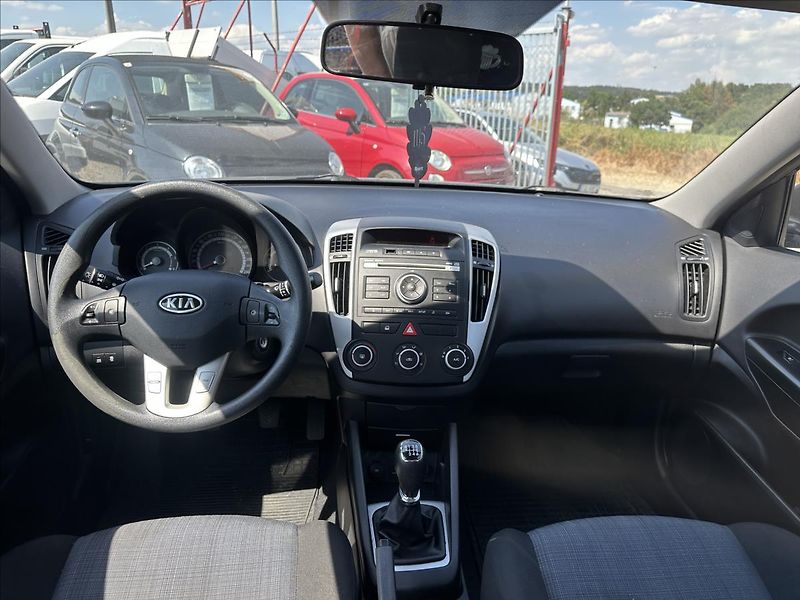 Kia Ceed 1,6 CRDi 85kW Exclusive - fotka 21 z 28