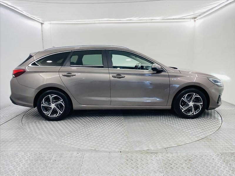Hyundai i30 1,5 T-GDi 117kW Smart - fotka 23 z 25