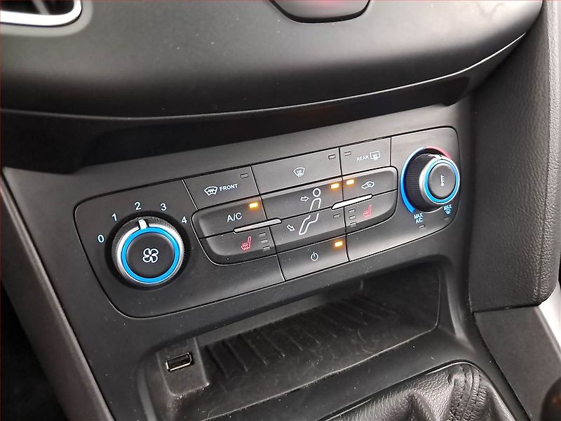 Ford Focus (2018) 1.6 i, Vyhř. sedaček - fotka 15 z 17