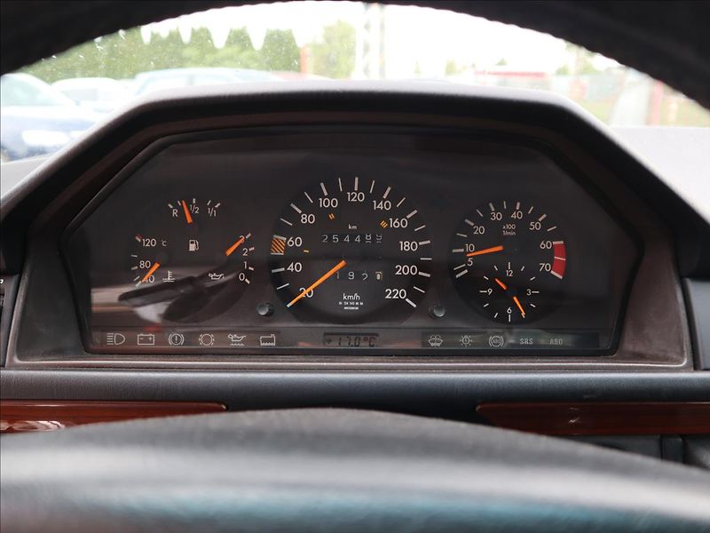Mercedes-Benz 200 2,0 124 E Coupe SportLine - fotka 8 z 26