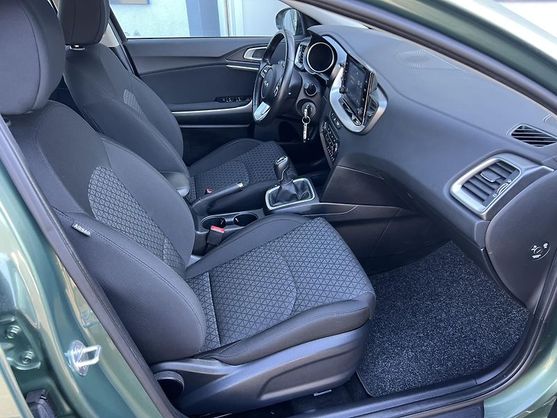 Kia Ceed (2024) 1.5T-GDi 118kW KAMERA ČR NOVÉ - fotka 8 z 22