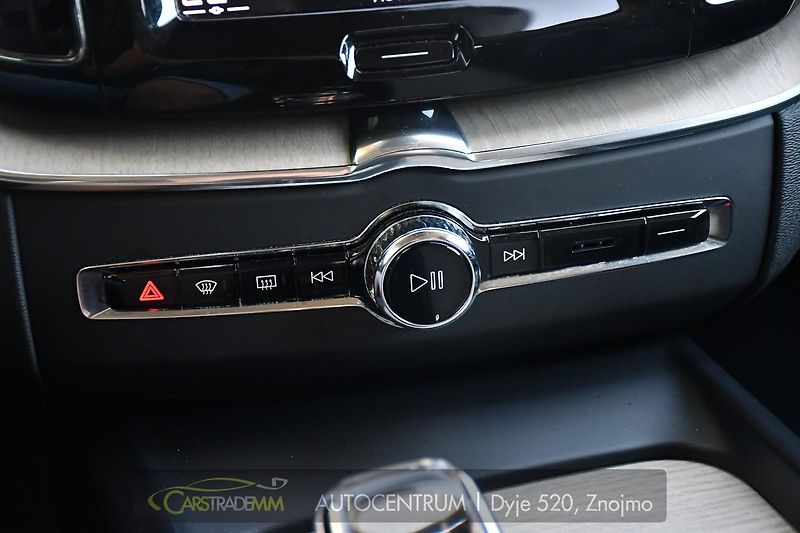 Volvo XC60 B4 INSCRIPTION AWD - fotka 32 z 53