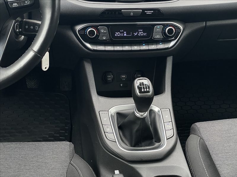 Hyundai i30 1,0 T-GDI Combi Smart PDC - fotka 12 z 22