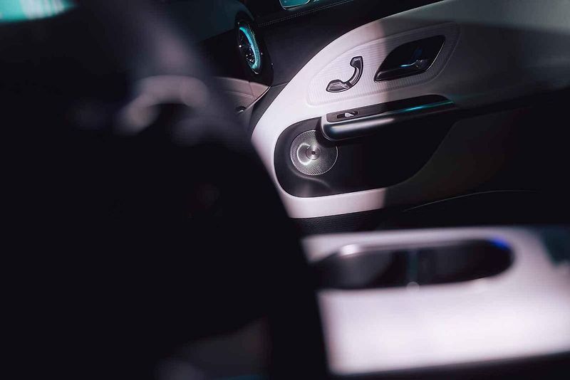 Mercedes-Benz letos odstartoval novou éru jako globální partner ženského tenisu (WTA). Své ambice v tomto sportu nyní potvrzuje i v České republice, kde v rámci ostravského turnaje představuje dvě klíčové novinky: novou generaci modelů GLB a GLC.