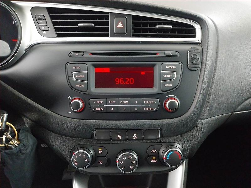 Kia Ceed (2017) 1.6 GDI, Serv.kniha, Tempomat - fotka 12 z 17