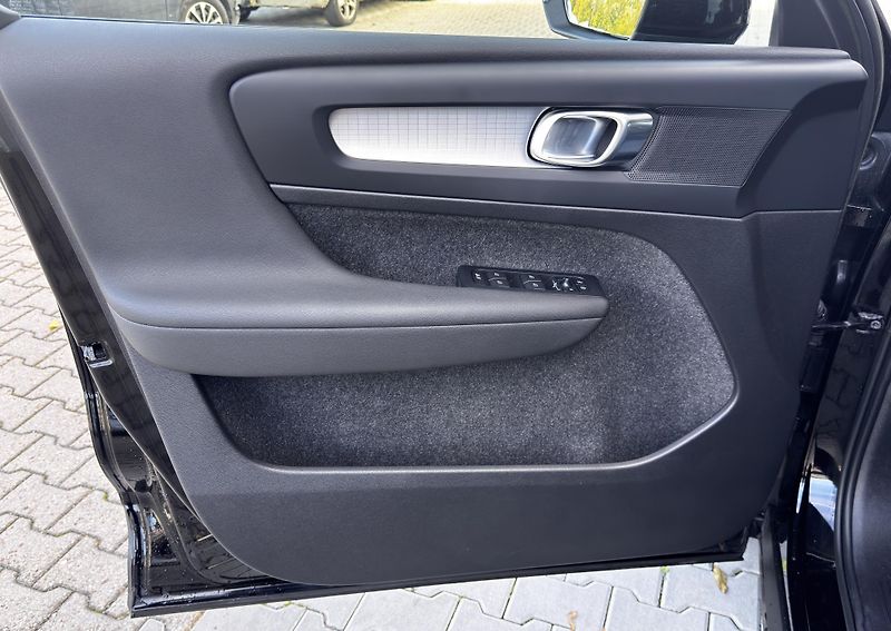 Volvo XC40 B4 AWD // 1. maj // ČR - fotka 11 z 40
