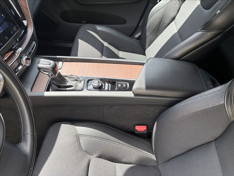 Volvo XC60 T4 155 KW POLESTAR MONENTUM - fotka 18 z 30