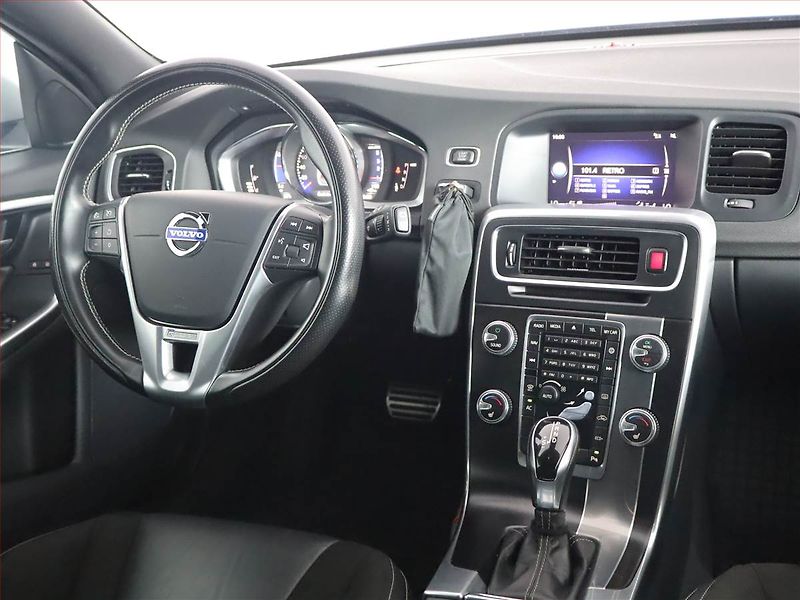 Volvo V60 (2018) R-Design D4 2.0, Automat, Kůže - fotka 6 z 19