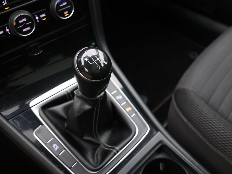 Volkswagen Golf 1,4 TSI 92kW Cup 1.Maj Navi - fotka 24 z 33