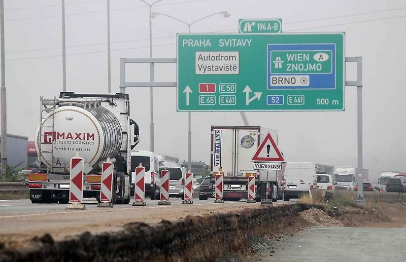 Provoz a práce na rozšiřování D1 u Brna mezi 194. a 196. kilometrem.