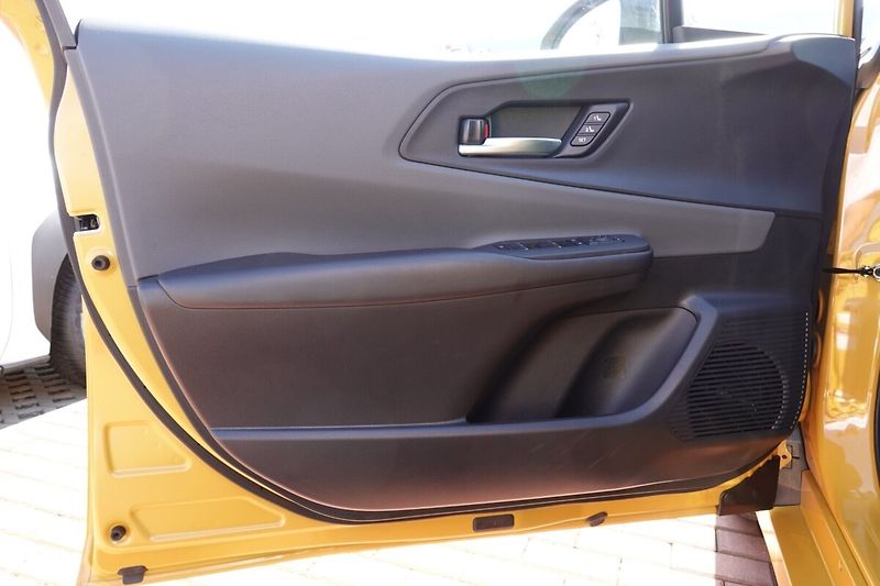 Toyota Prius 2.0 PHEV Executive sada komple - fotka 9 z 35