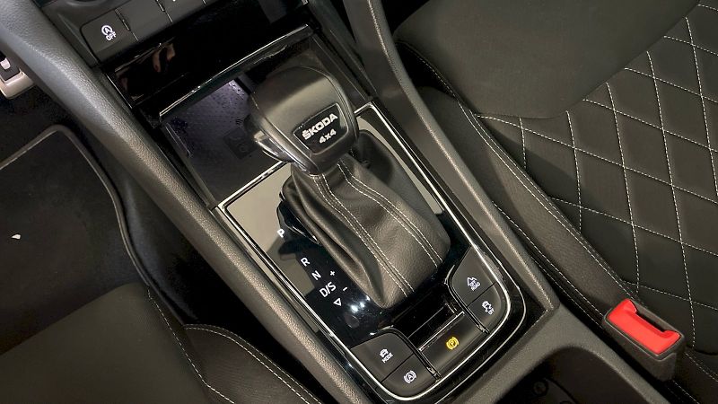 Škoda Karoq (2022) Sportline 2.0TSI 140kW DSG 4x4 - fotka 25 z 35
