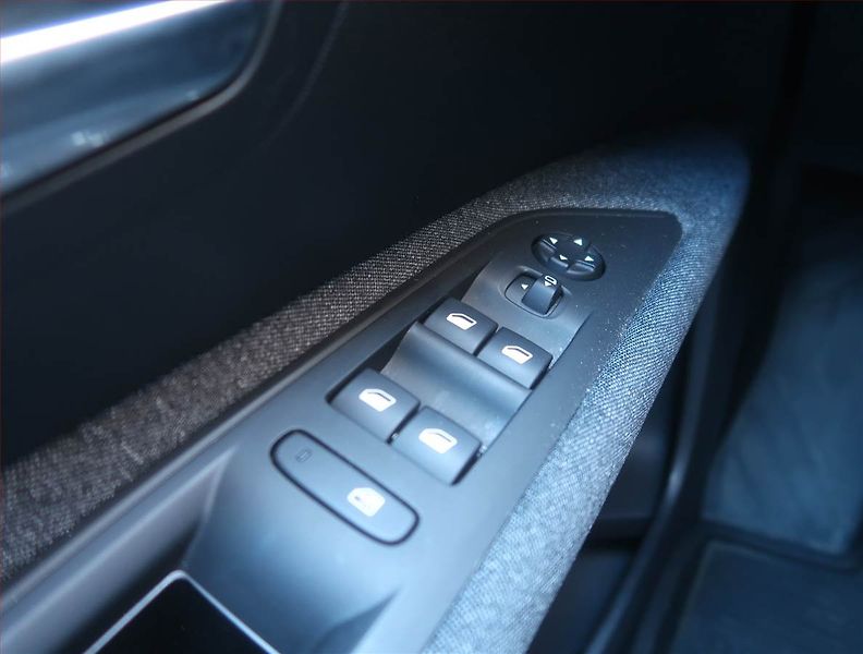 Peugeot 3008 (2023) Active Pack 1.2 PureTech - fotka 16 z 17