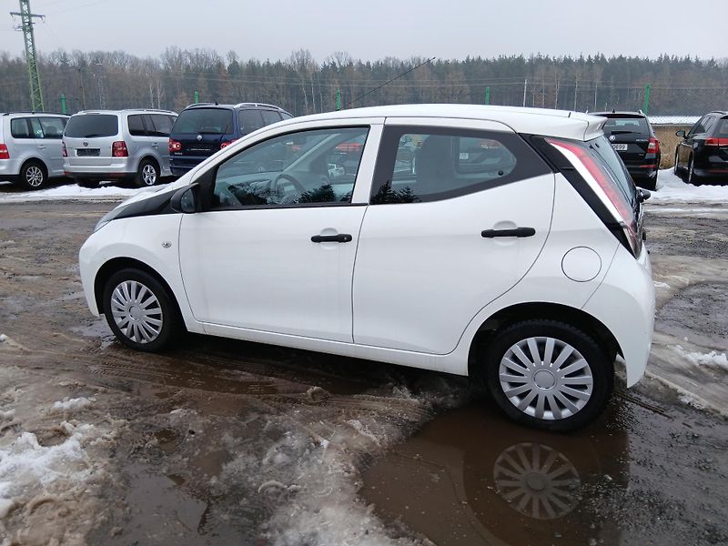 Toyota Aygo 1.0, 51 kW, klima - fotka 14 z 26
