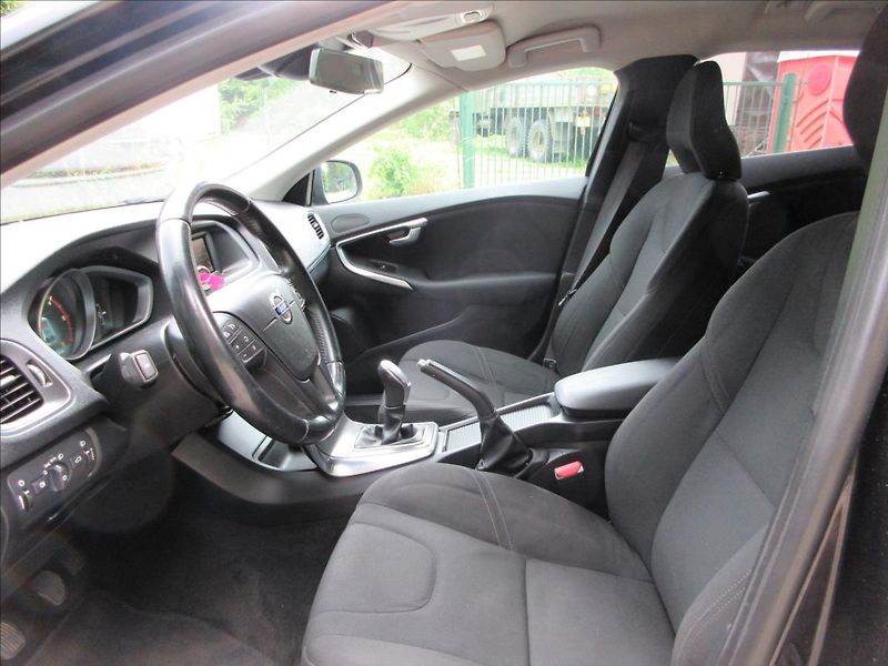 Volvo V40 1,6 D D2, 84Kw, Klima, park.sy - fotka 11 z 28