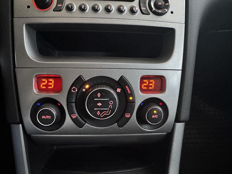 Peugeot 308 (2011) 1.6i 88 KW - CZ -  - fotka 15 z 21