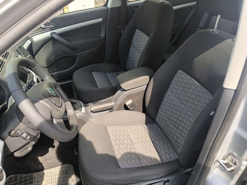 Škoda Octavia 1.9 TDI PD DPF Ambiente Combi - fotka 14 z 21