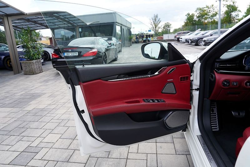 Maserati Quattroporte S Q4 3.0i V6/410 PS/automat/B& - fotka 14 z 50