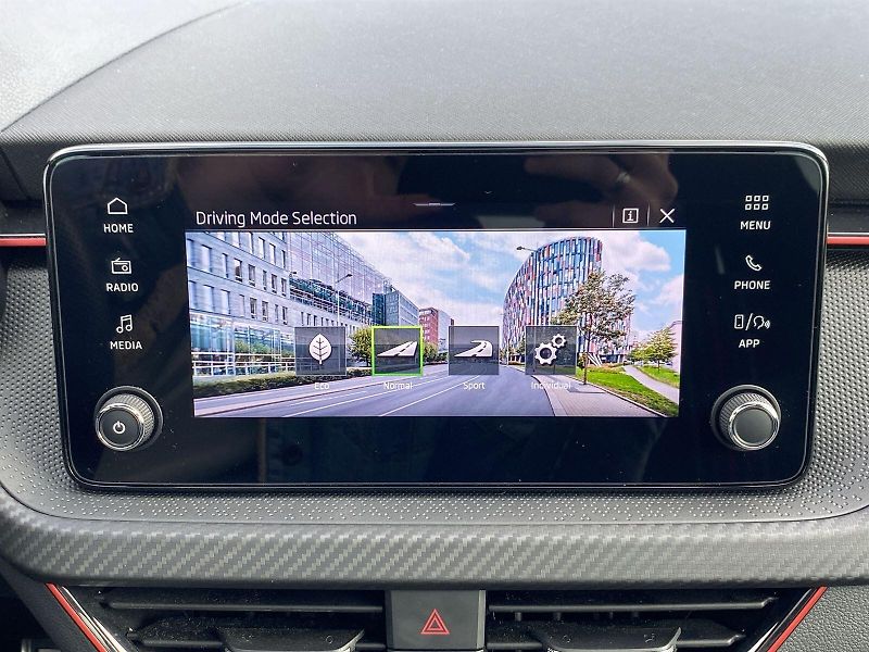 Škoda Kamiq (2024) 1.0 TSI DSG Monte Carlo - fotka 15 z 33