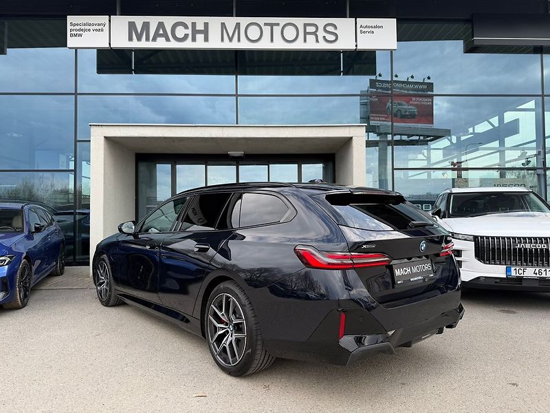 BMW Řada 5 550e xDrive Touring 08/2025 - fotka 11 z 29