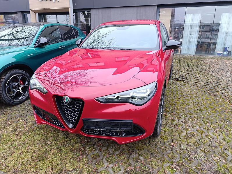 Alfa Romeo Stelvio Veloce 2,0 Turbo 280k AWD - fotka 2 z 32