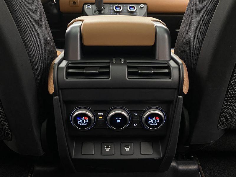 Land Rover Defender 110 D300 X AWD AUT REZERVACE - fotka 30 z 55