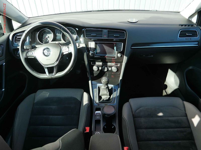 Volkswagen Golf (2015) 2.0 TDi VII, Highline - fotka 8 z 23