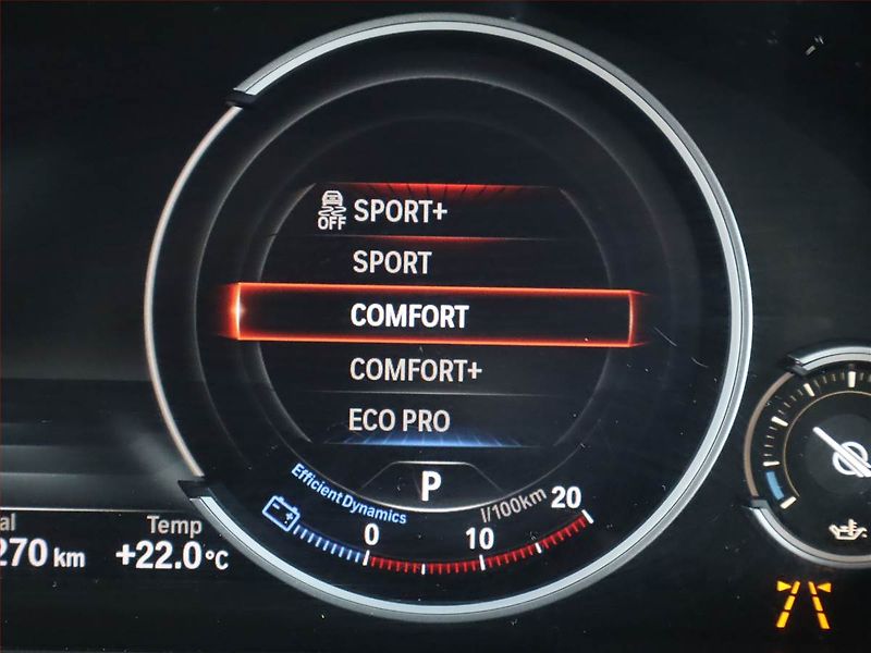 BMW Řada 5 (2013) 530d xDrive, 4X4, Automat - fotka 17 z 27
