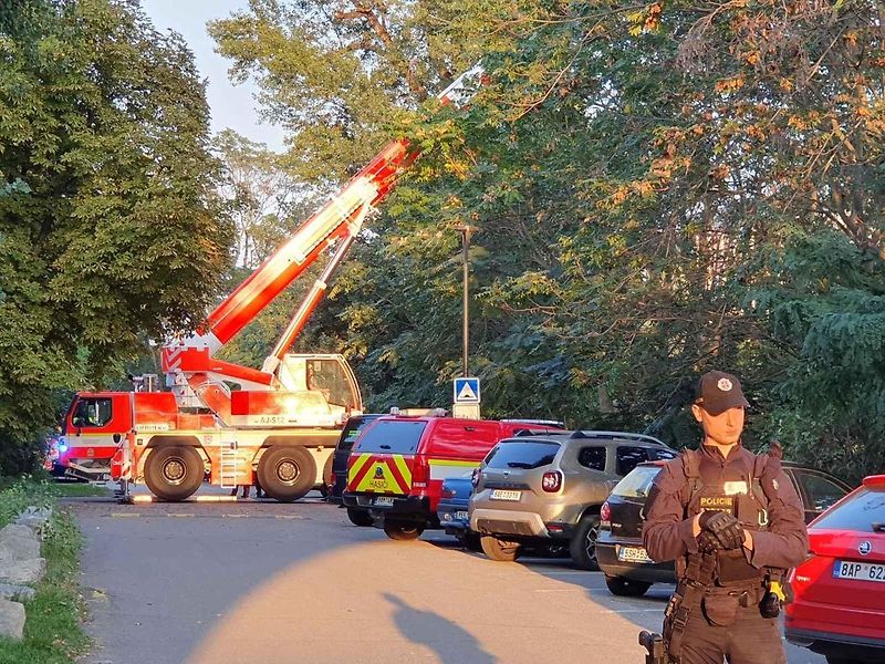 Hasiči vytahovali z Vltavy dodávku.