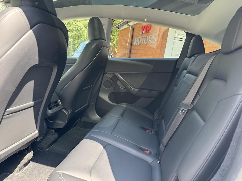Tesla Model Y LONG RANGE 378KW-4x4-PANO-75KW - fotka 30 z 36