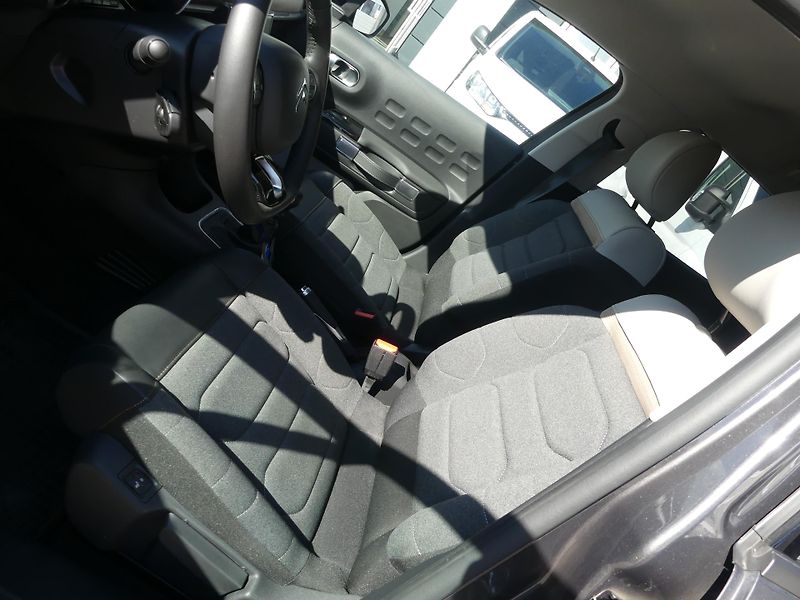 Citroën C3 (2024) 1,2 PureTech 110 MAN6 SHINE+ - fotka 8 z 23