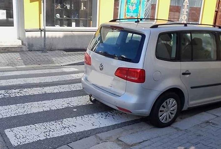 Za stání nebo zastavení na přechodu pro chodce, případně ve vzdálenosti kratší než 5 metrů před ním, hrozí pokuta na místě od 2 500 do 3 500 korun.