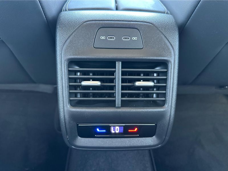 Volkswagen Passat Elegance 2,0 TDI 110 kW - fotka 13 z 23