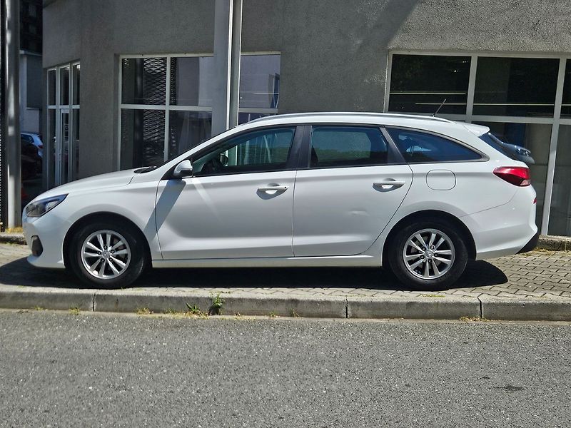 Hyundai i30 1,6 CRDi DPH Trikolor Comfort - fotka 2 z 36