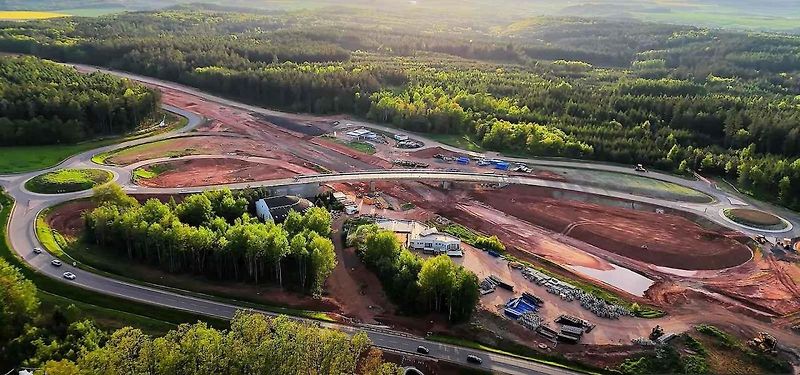Proměna Jesenické křižovatky vrcholí. Úrovňové křížení se brzy stane minulostí, řidičům za pár dní začne sloužit nový most a dvojice kruhových objezdů.