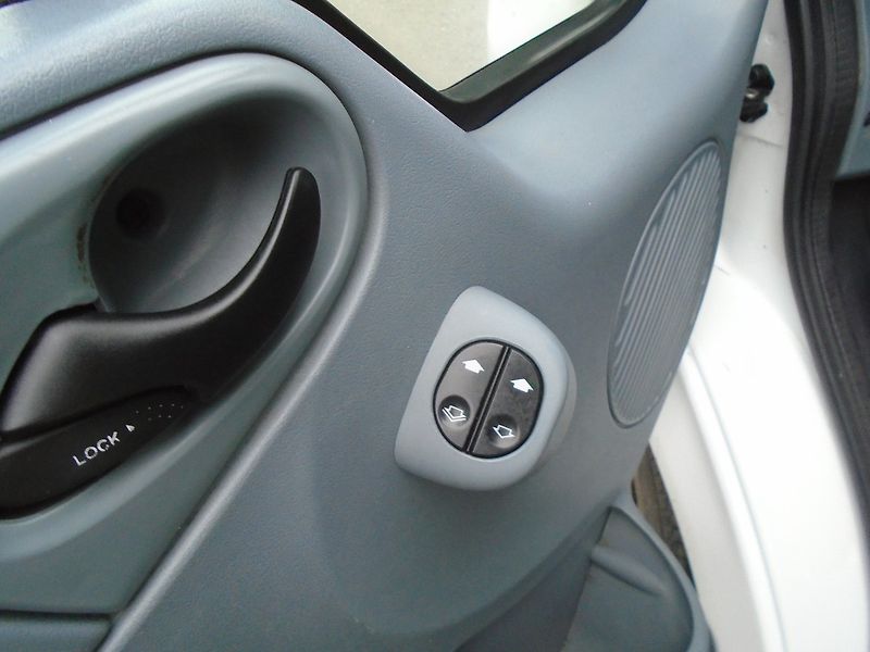 Ford Transit (2014) 2.2 TDCi L3H3 Bus 9 míst AC - fotka 11 z 30