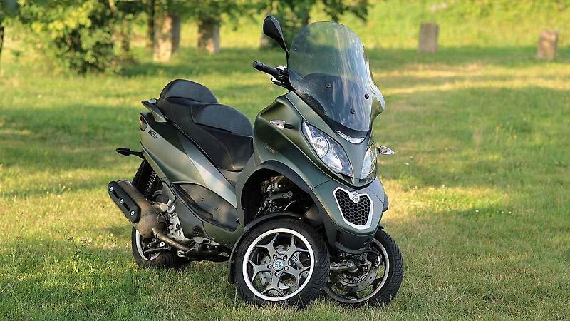 Piaggio MP3 500ie Sport LT (vlevo) a Piaggio Medley 125ie.