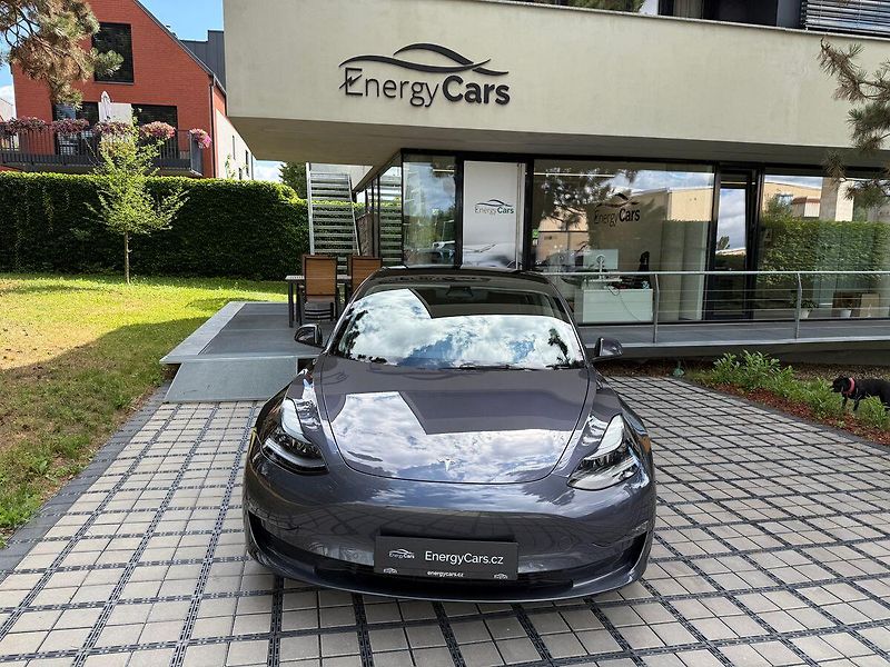 Tesla Model 3 Long Range AWD - fotka 2 z 41