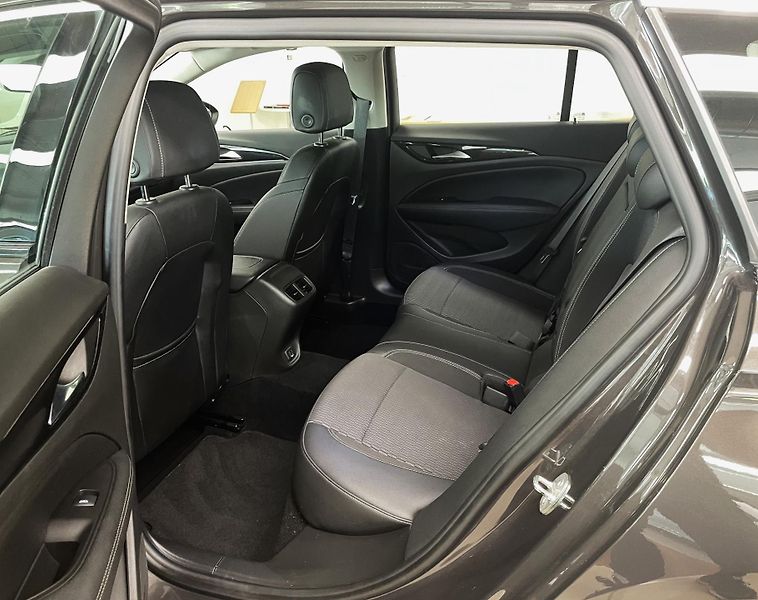 Opel Insignia ST 2,0CDTi 128kW 4X4, ČR - fotka 12 z 30
