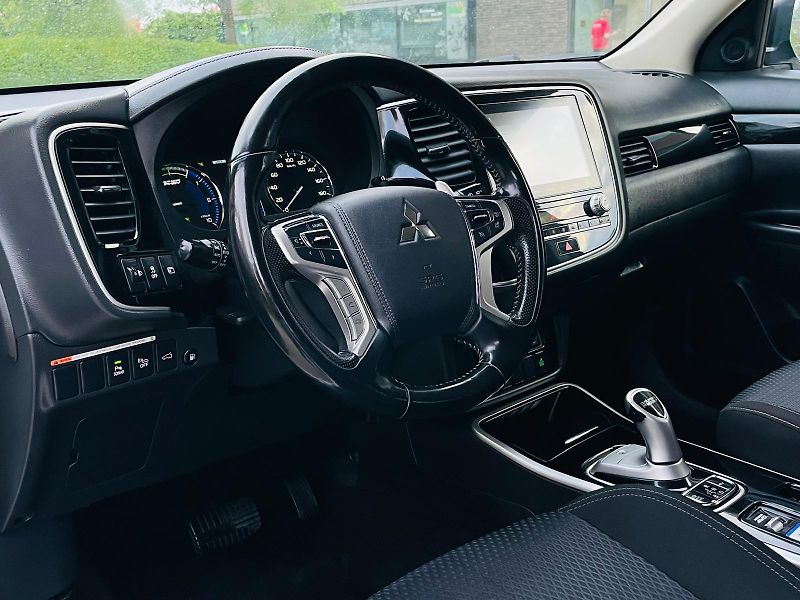 Mitsubishi Outlander 2.4i+HYBRID 4x4 SERVISKA TAŽNÉ - fotka 33 z 53