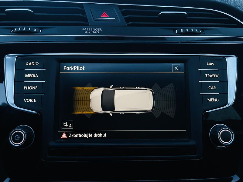 Volkswagen Touran 1.6TDI MANUÁL SERVISKA TAŽNÉ - fotka 38 z 44