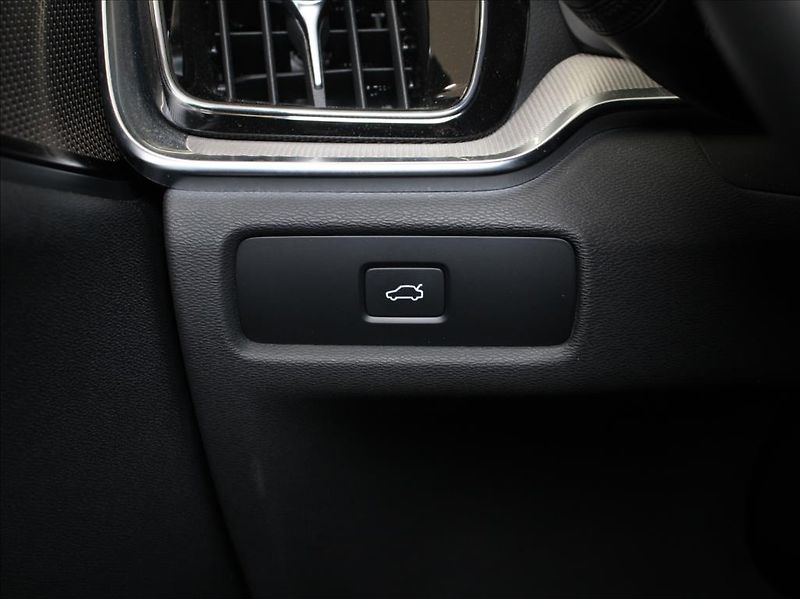Volvo S60 2,0 B5 AWD Ultimate Dark ČR - fotka 23 z 28