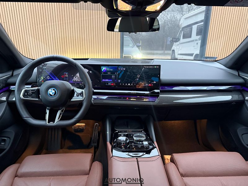BMW Řada 5 (2025) 550e xDrive Touring M Sport - fotka 4 z 34