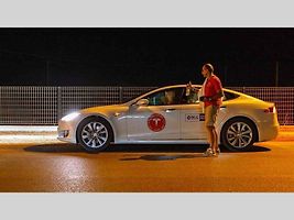 Rekordně dlouhá jízda elektromobilu Tesla.