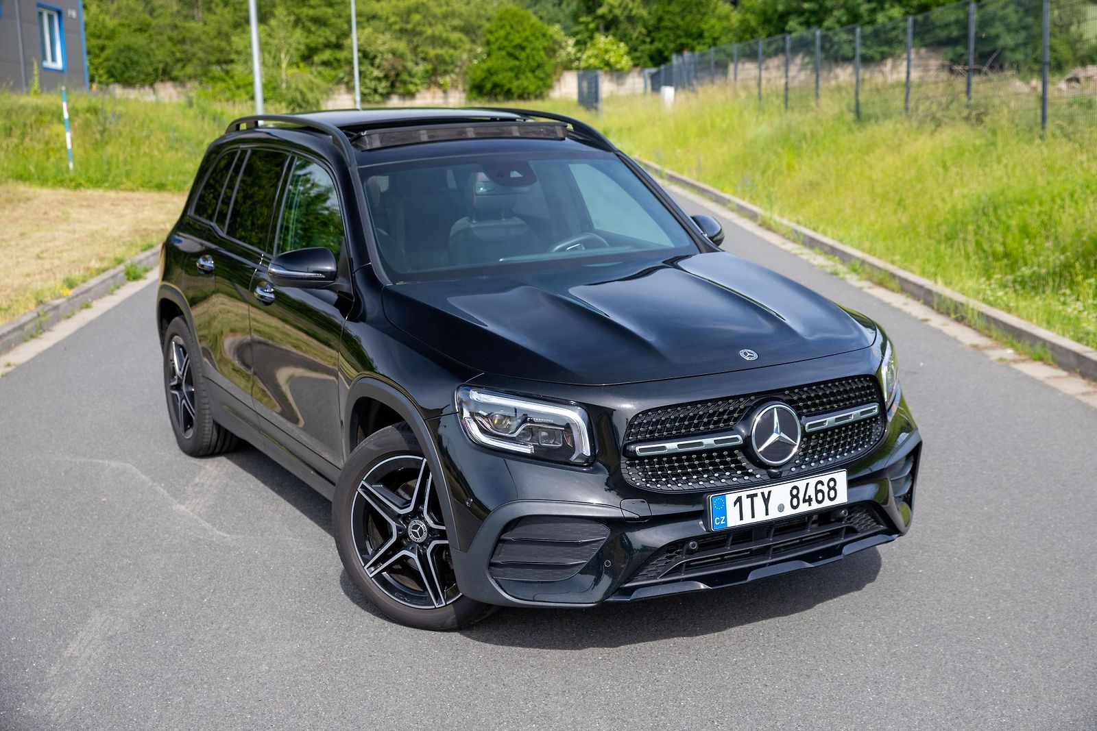 Mercedes-Benz GLB 4x4/PANORAMA/ZÁRUKA/TAŽNÉ