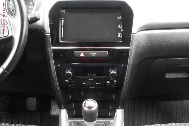 Suzuki Vitara (2016) 1.6 DDiS 4x4, AC, TZ, navi - fotka 13 z 25
