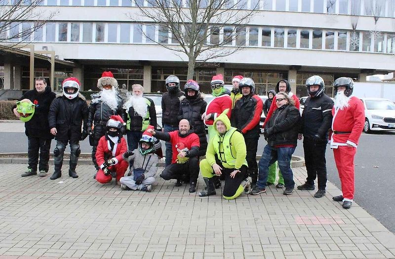 Konvoj motorkářů převlečených za Santa Clause již pošesté projel centrem města Mostu. Na snímku je nádherně vyzdobený 