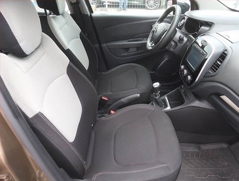 Renault Captur (2017) 1.2 TCe, Navi, Tempomat - fotka 9 z 17