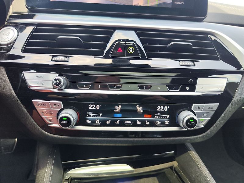 BMW Řada 5 540d/250kW M-Paket AT 4x4 - fotka 26 z 41