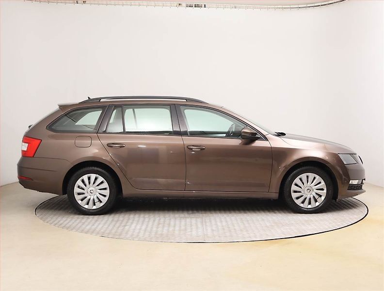 Škoda Octavia (2020) Ambition 1.6 TDI, Tempomat - fotka 6 z 16